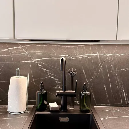 Modern 2br Near Oys Hospital, Sauna & Free Parking شقة